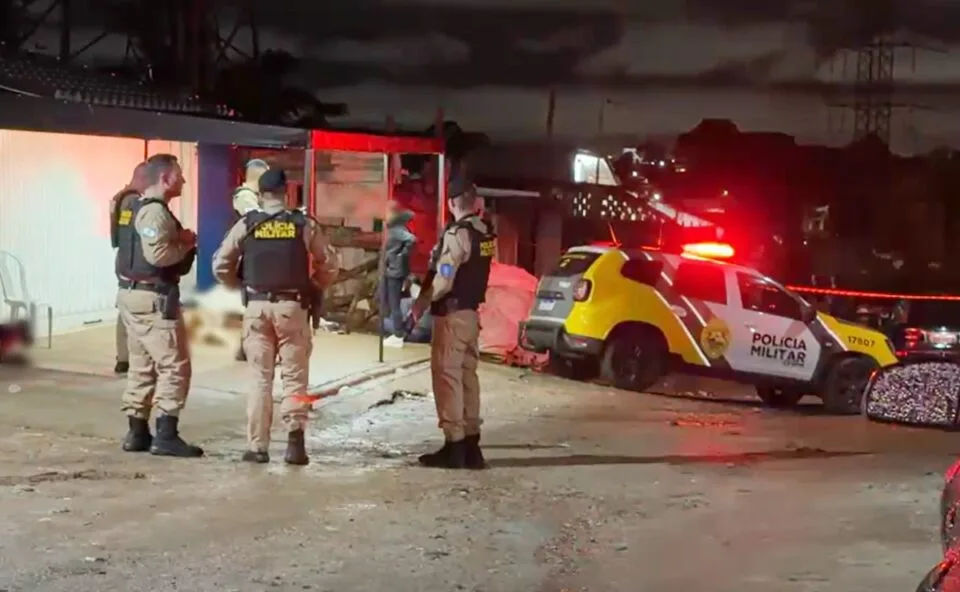 Homem morre esfaqueado ao tentar salvar amigo durante briga no Portão, em Curitiba; segunda vítima fica ferida