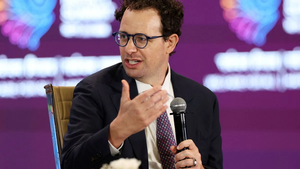 El CEO de Anthropic pide "bajar el ritmo" del desarrollo de la IA y advierte de que se puede "perder el control"