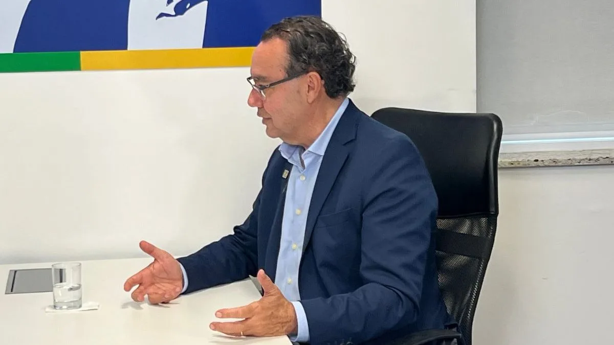 Cury promete aumentar salário mínimo em 50% em quatro anos e revisar 50 mil cargos comissionados para cortar gastos no governo