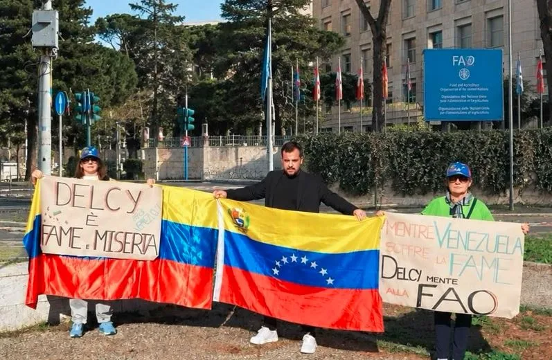 Venezolanos en Italia protestaron contra Delcy Rodríguez frente a la sede de la FAO en Roma (VIDEO)