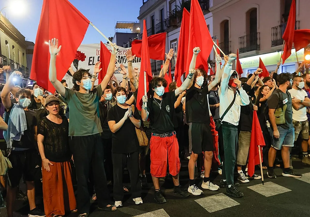 Sevilla responde a la convocatoria de concentraciones para homenajear a Maricarmen
