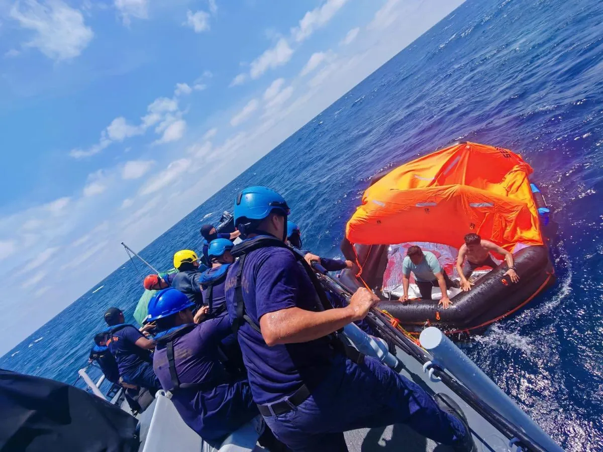 La Armada de Ecuador busca a 14 tripulantes tras el naufragio de una embarcación en el Pacífico