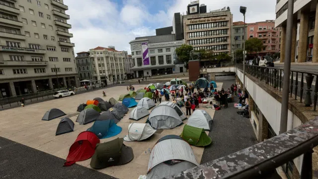 Praça D. João I no Porto amanhece vazia após carga policial com feridos