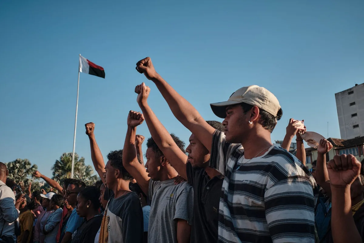 « Personne ne se soucie de nous » : un an après le coup d’État à Madagascar, les désillusions de la Gen Z