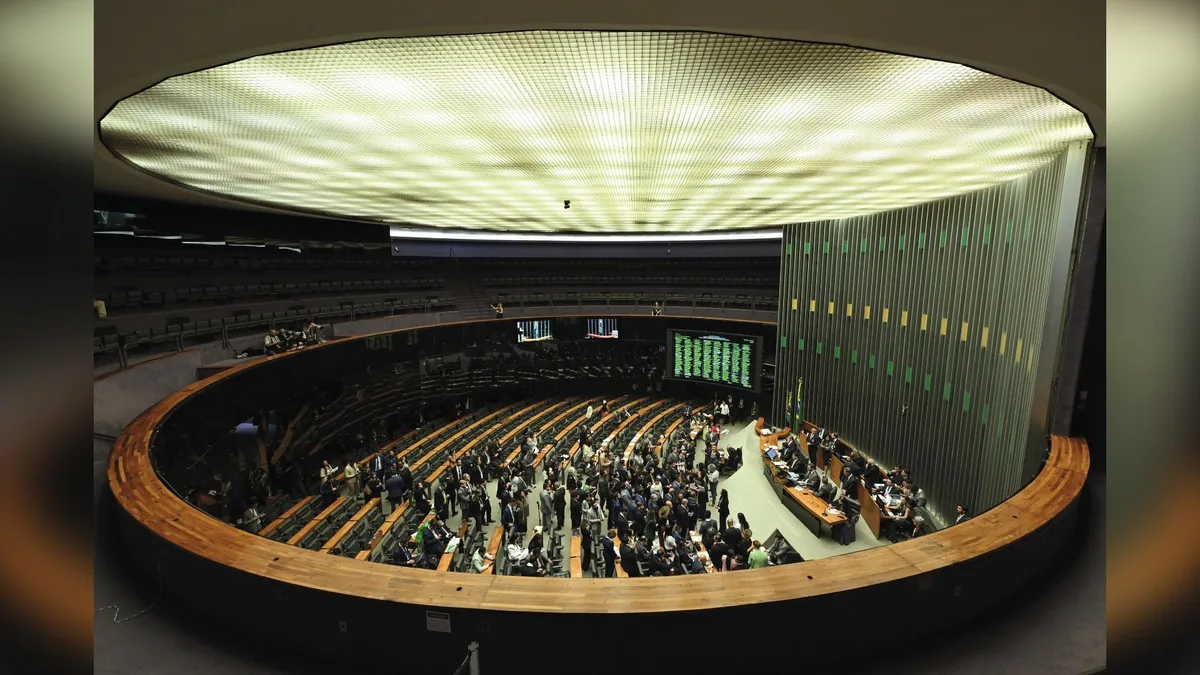 Deputados aprovam projeto que desonera combustíveis e incluem até benefício à Fifa