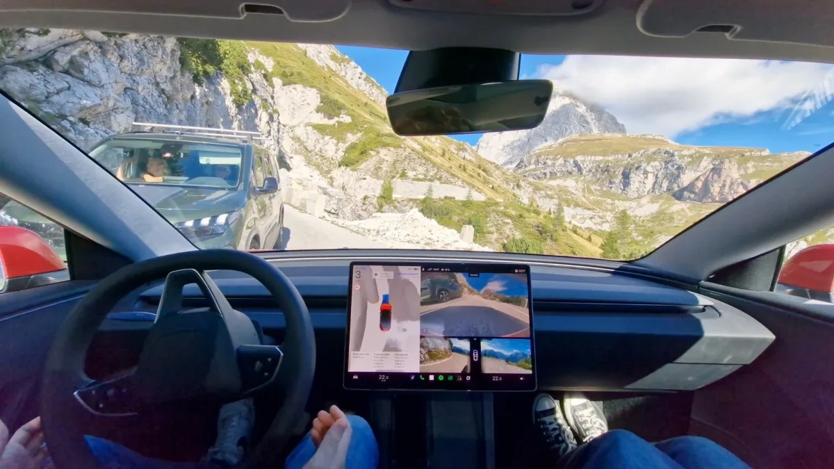 Une Tesla au bord du vide en FSD, remboursement de Navigo et un camion sans chauffeur livre Lidl: le récap’ Vroom de la semaine