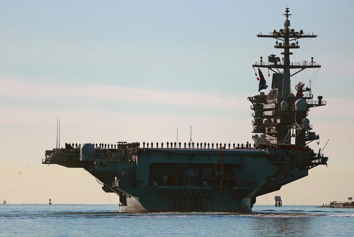 El USS Abraham Lincoln lleva más de 260 días desplegado por la guerra con Irán y batió un récord histórico de la Marina de EEUU
