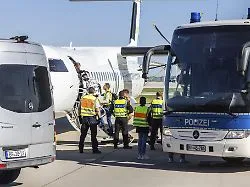 Förderung freiwilliger Ausreise: Nur jeder zweite Ausreisepflichtige nimmt Geld vom Bund
