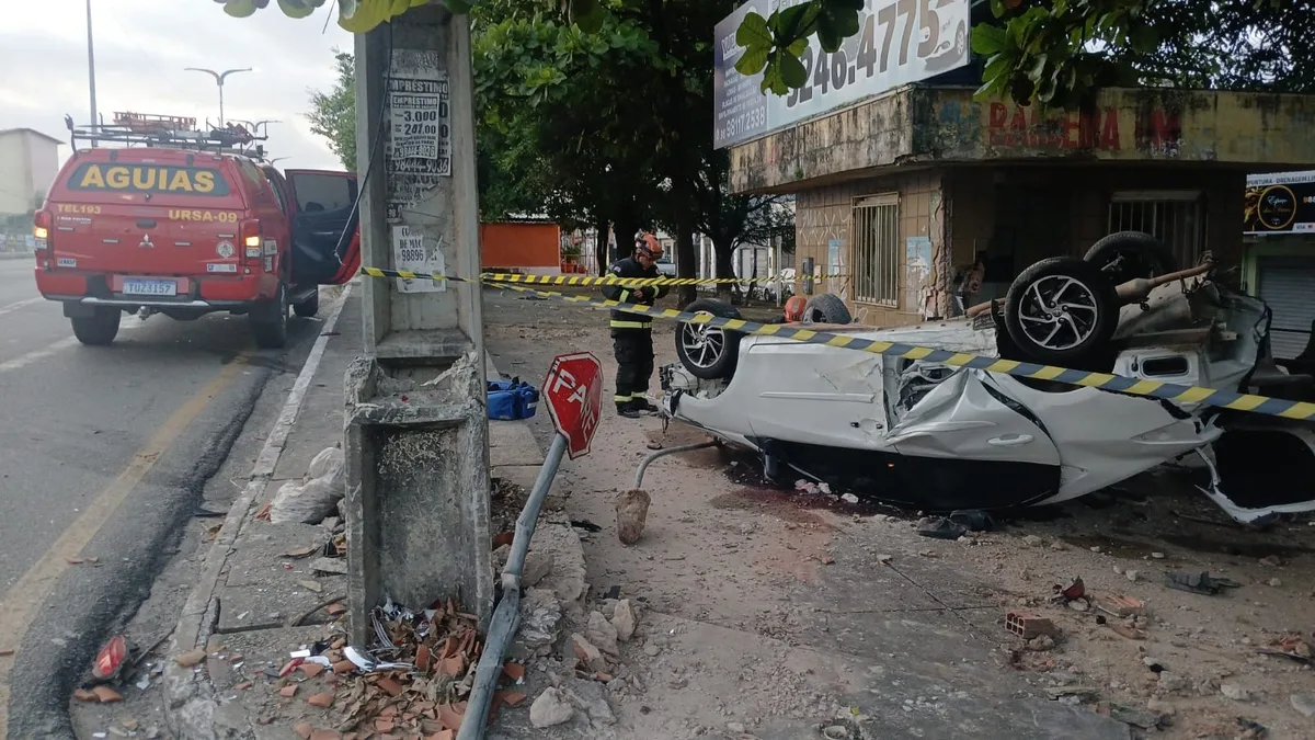 Seis jovens ficam feridos após carro bater em poste e capotar em São Luís