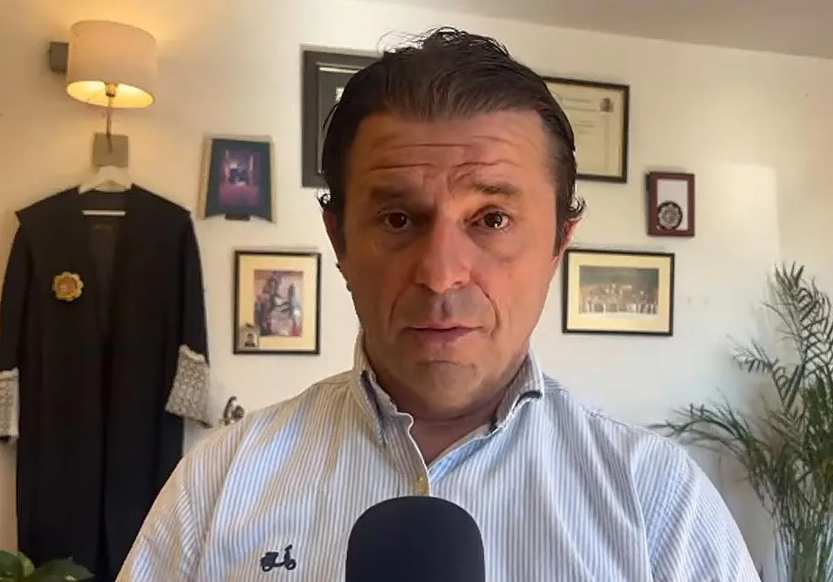 Sáenz de Tejada, el exjuez condenado por violencia de género que acabó siendo el enlace de Leire Díez en Badajoz