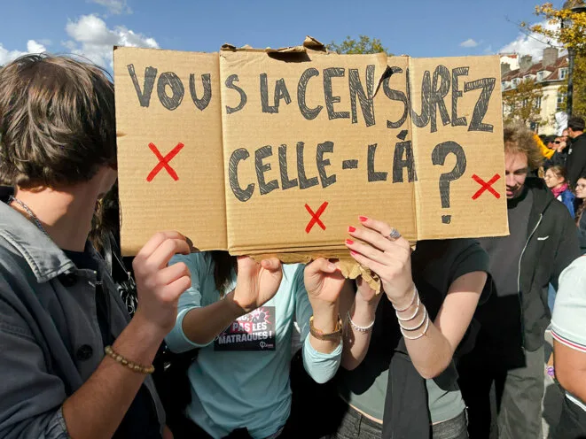 Manifestations lycéennes: l’étrange confiscation des pancartes par la police