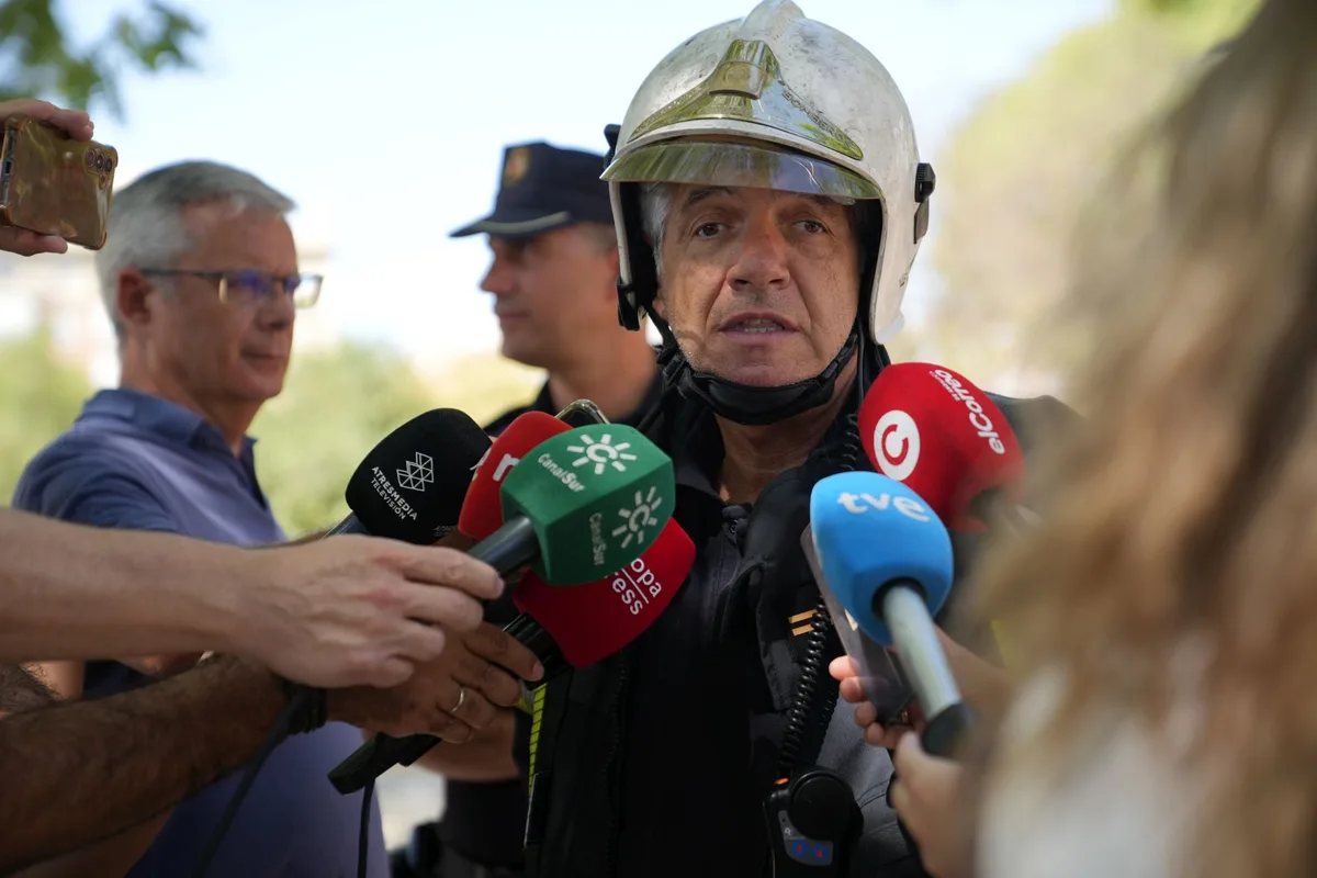 Los bomberos descartan daños estructurales en el hotel de Altadis en Los Remedios por el incendio