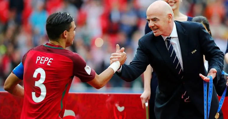 Infantino e uma "contra-força" que conta com o apoio de Pepe