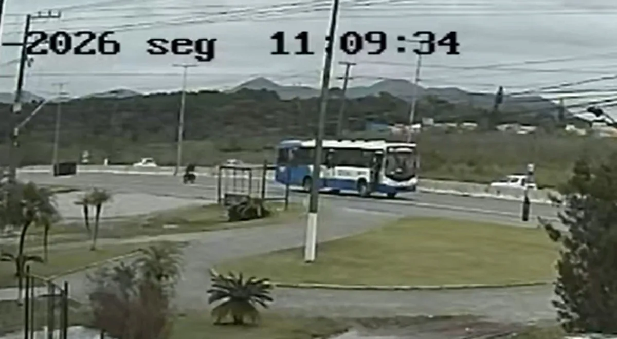 VÍDEO: motociclista morre após bater em ônibus parado na pista da SC-401, em Florianópolis