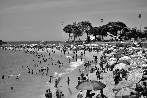 Praia limpa e bem cuidada deveria ser sempre o básico, mas ainda é um luxo
