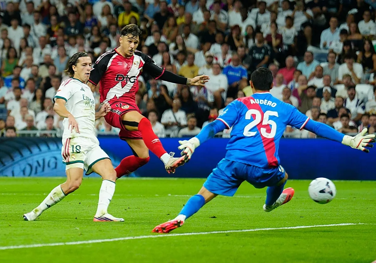 Un Madrid de más a menos derrota al Rayo, pero no silencia los pitos