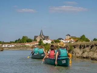 Voguer en canoë dans le marais breton, une sortie fraicheur à tester pendant l’été