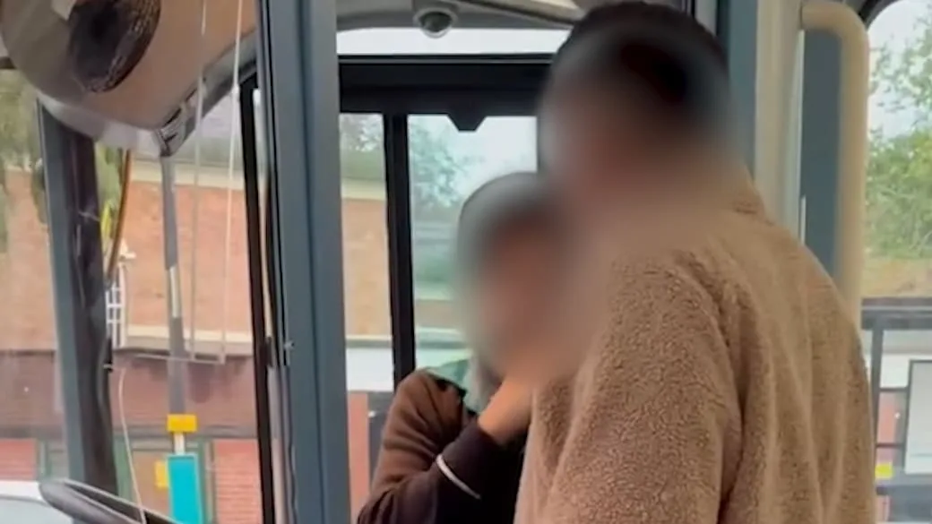 Ein Dieb, ein Überfall, ein Unfall - Busfahrt völlig außer Kontrolle
