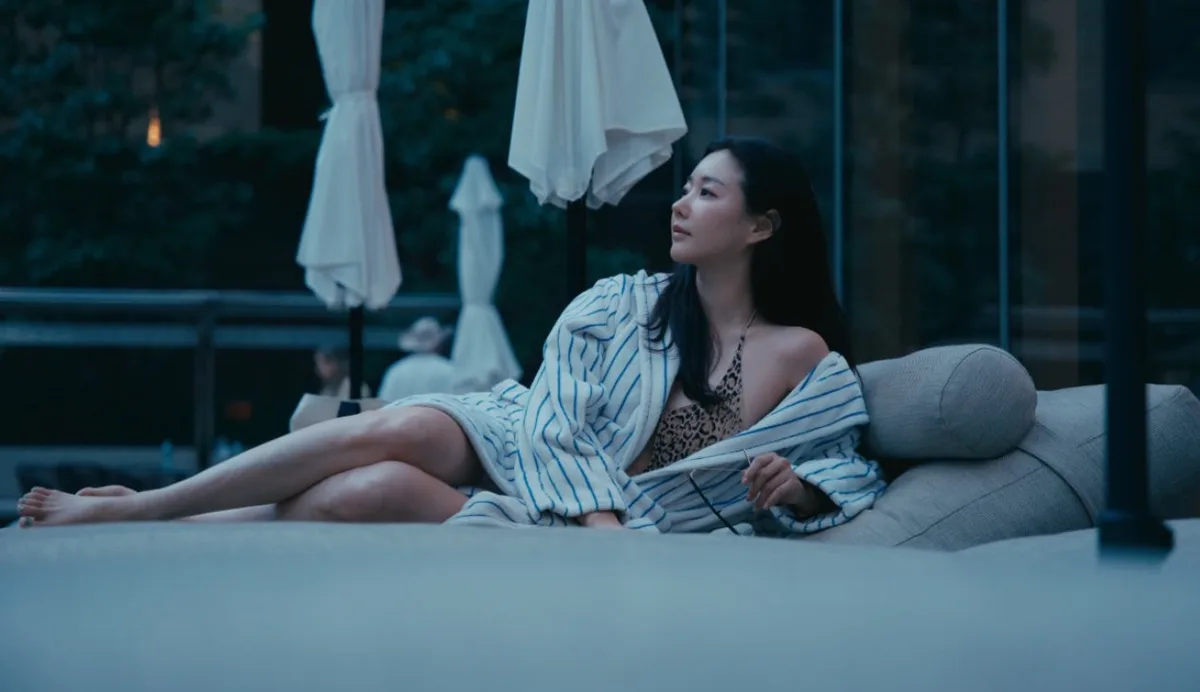 48세 김사랑, 호피 수영복에 가운 걸친 채…관능적 분위기