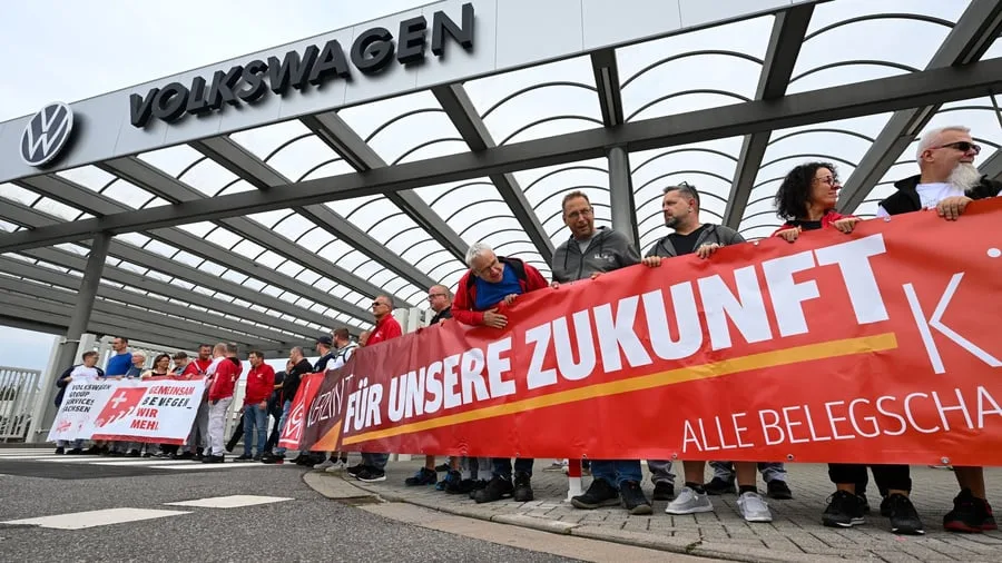 Gefährdete VW-Werke im Fokus: VW-Chef: Kosten zu hoch - Einschnitte im Management
