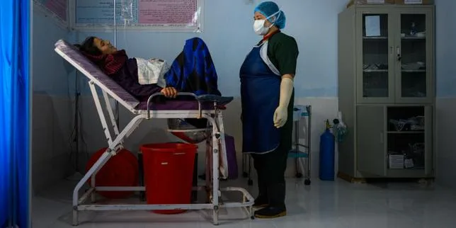 « J’ai travaillé jour et nuit pour devenir médecin. Et j’y étais presque ! A quelques semaines près… » : en Afghanistan, la santé des femmes mise en danger par les talibans