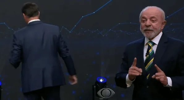 Lula lembra voto de Flávio Bolsonaro contra ampliação da licença-maternidade, mas senador não responde