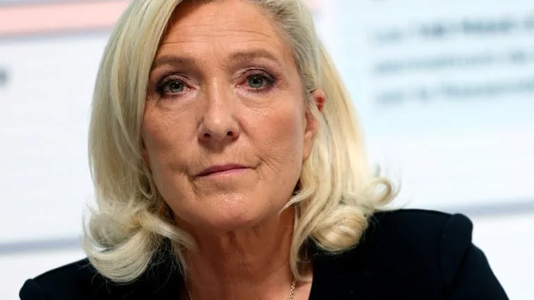 Présidentielle 2027: Marine Le Pen affirme qu'elle "maintiendra six mois" les aides à l'Ukraine si elle est élue