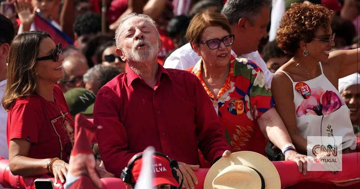 Lula da Silva pede aos apoiantes que levem os eleitores indecisos a votar nas eleições