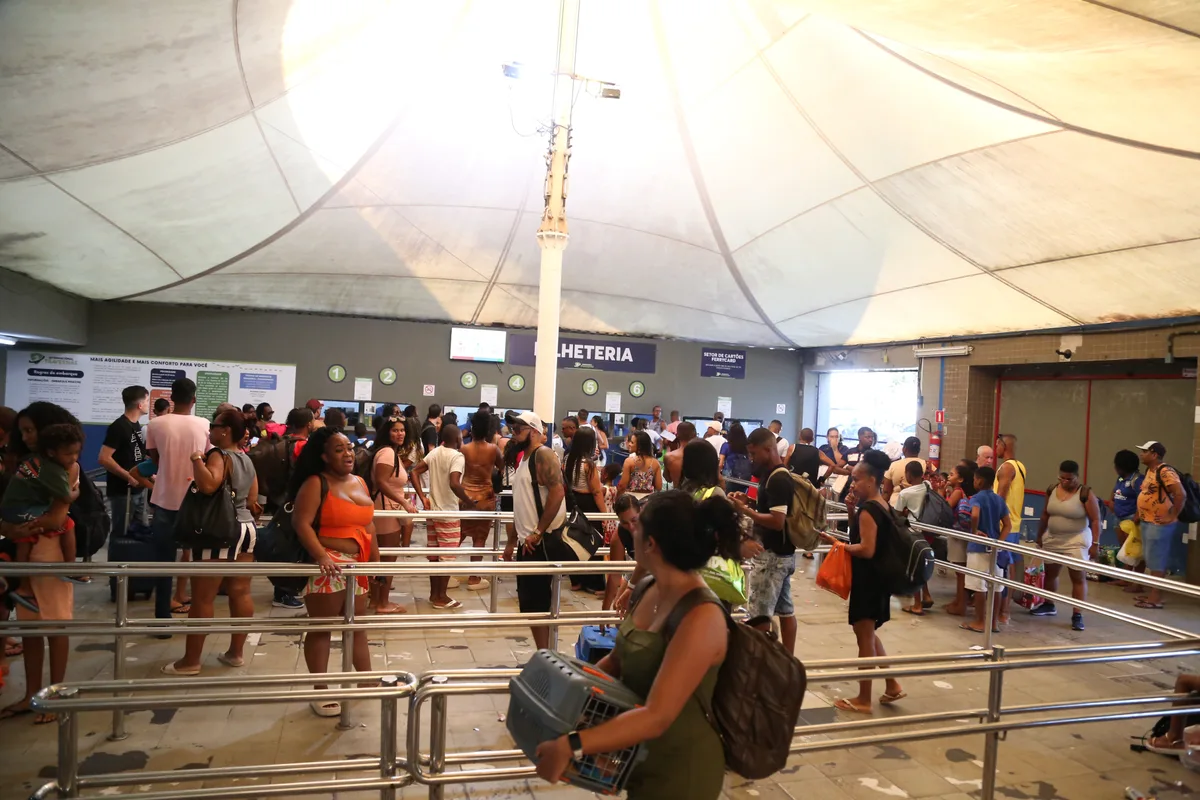 Feriadão começa com espera de 4 horas no ferry e previsão de 588 mil veículos nas estradas