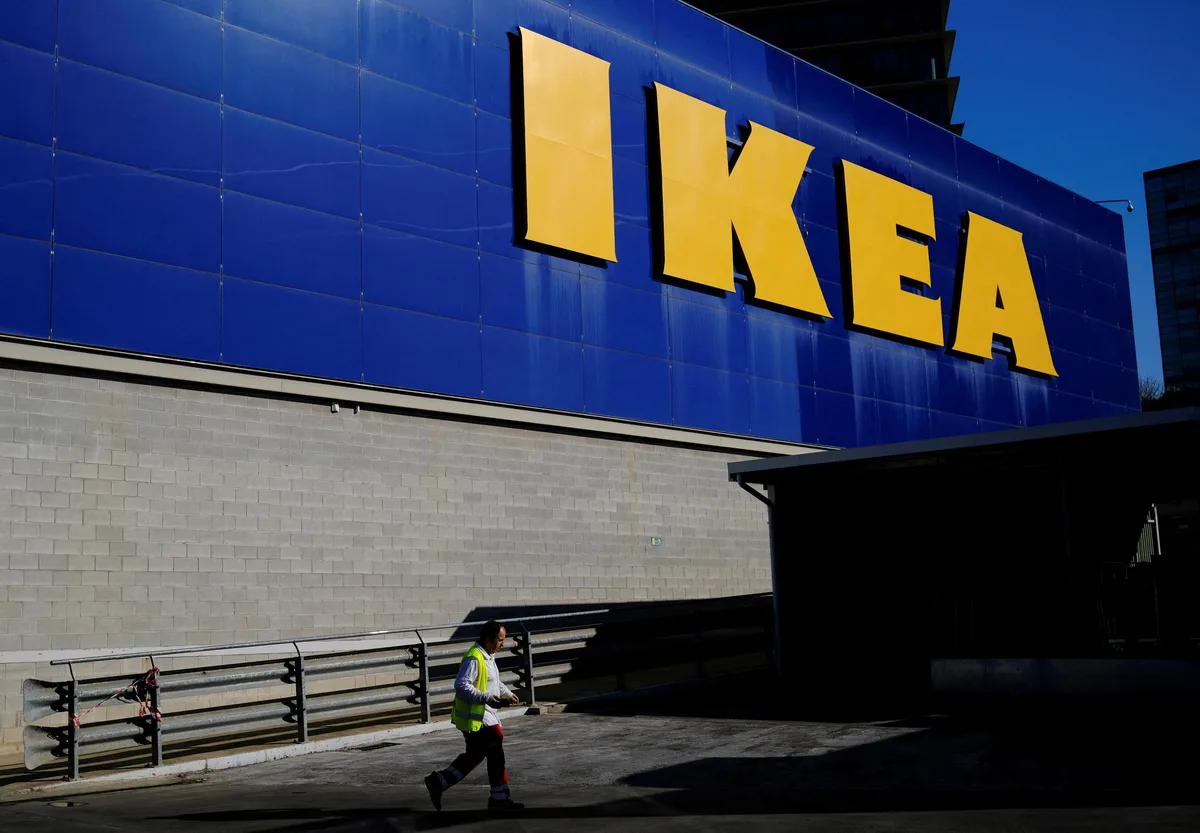 Ikea anuncia que baja los precios a 397 productos: del sofá Kivik a las estanterías Kallax