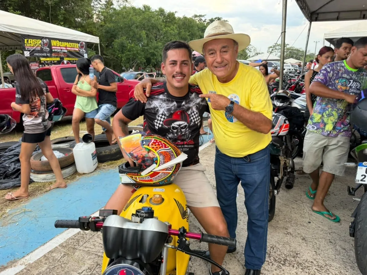 Bocalom é ovacionado em evento de motociclismo e mostra se sabe “cortar o giro”