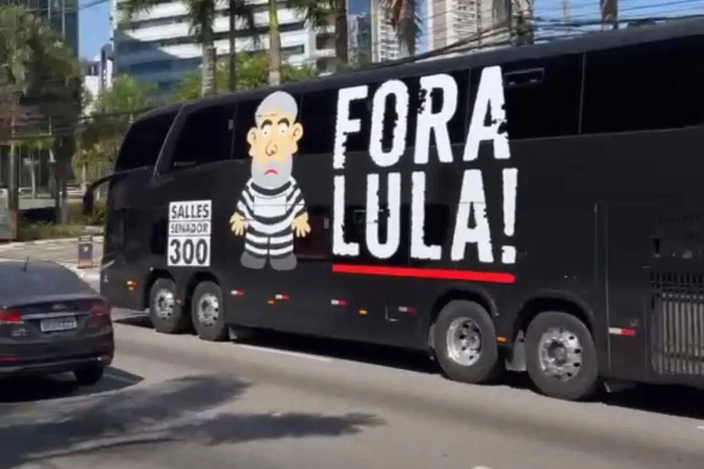 Justiça Eleitoral manda Salles remover peças de propaganda de Lula como 'pixuleko'