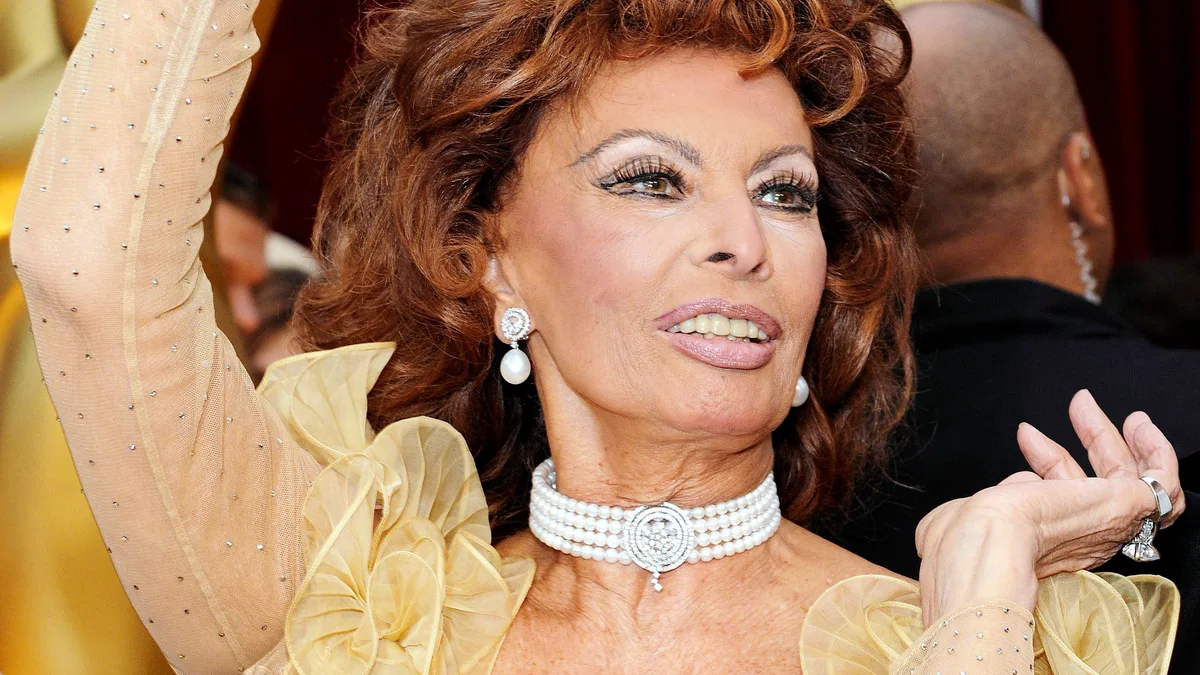 Sophia Loren, sobre las actrices jóvenes: "Ahora se besan como si se devoraran. Deberían ver cómo se besaban Ingrid Bergman y Cary Grant. ¿Se comían la cara? No"