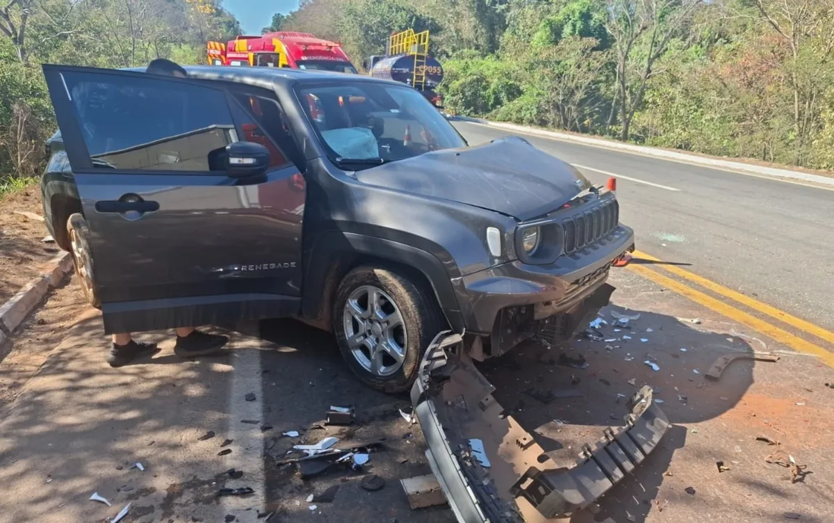 Oito pessoas ficam feridas após batida entre caminhão e três carros na BR-153, em Goiás
