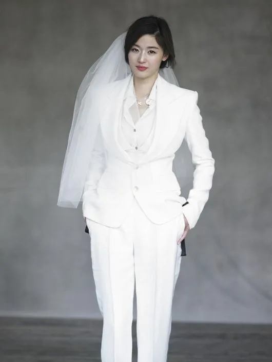 드레스 대신 수트 입었다…전지현, 14년 만에 풀린 전설의 웨딩화보 [핫피플]