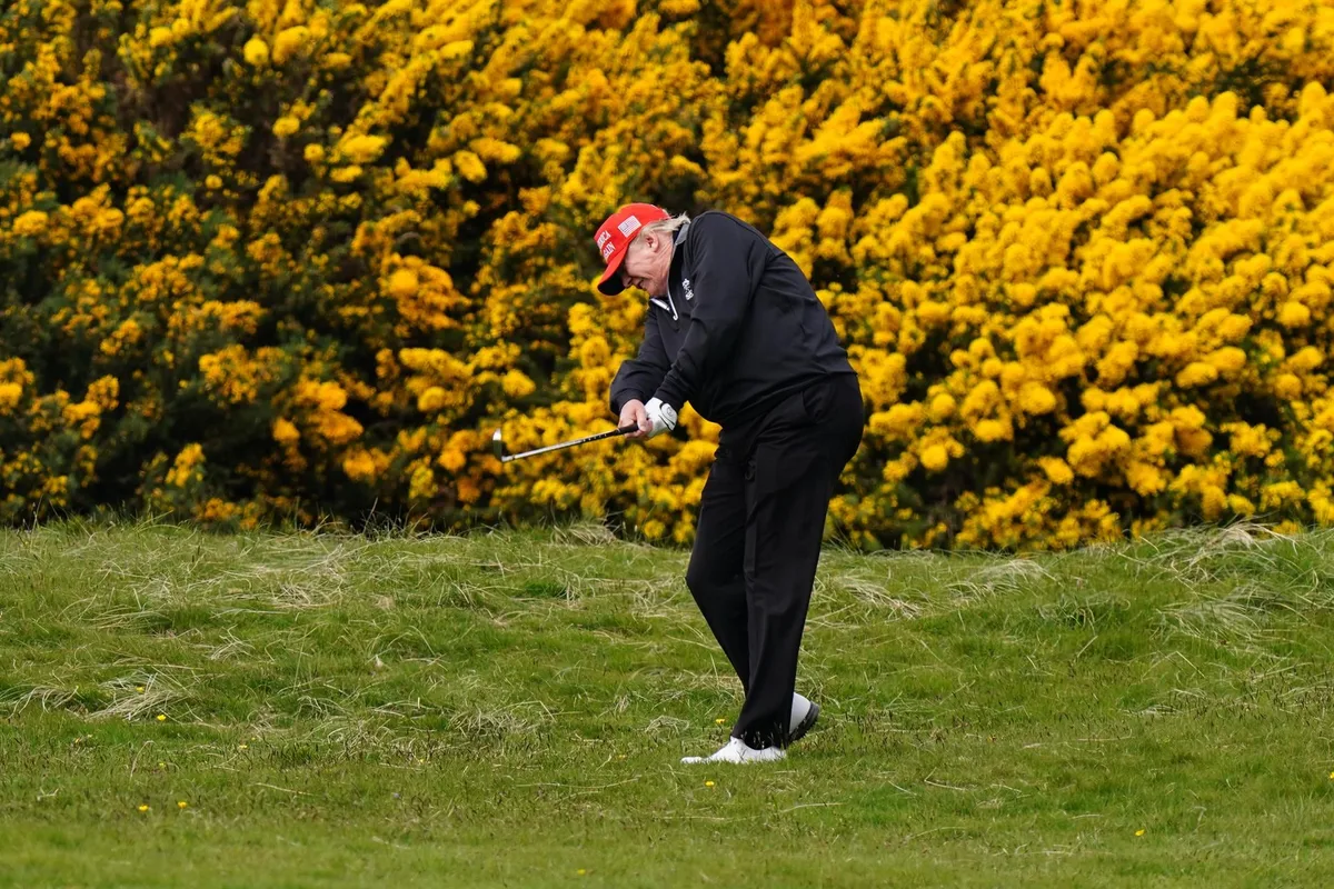 Imputadas en Reino Unido siete personas sospechosas de vandalizar un campo de golf de Trump en Escocia