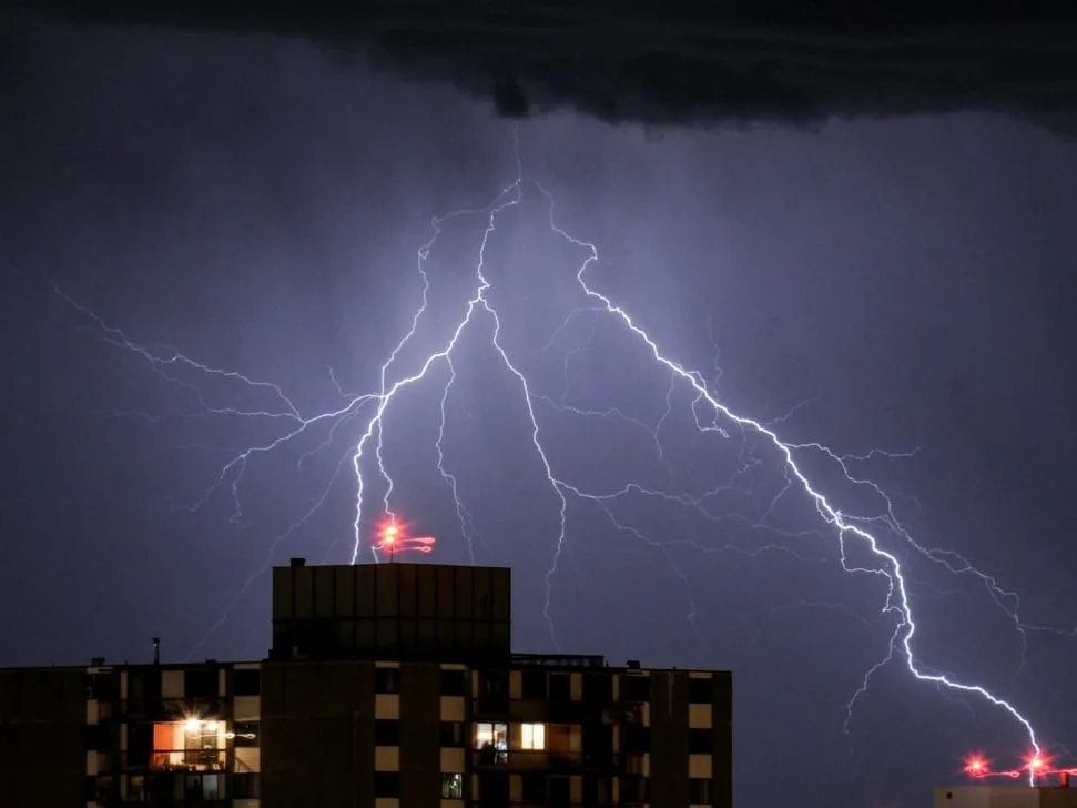 Se vienen 48 horas de tormentas severas, actividad eléctrica, ráfagas de más de 100 km/h y un “subibaja térmico”: las zonas afectadas