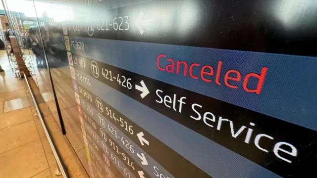Aeroporto de Berlim suspende operações após deteção de drone