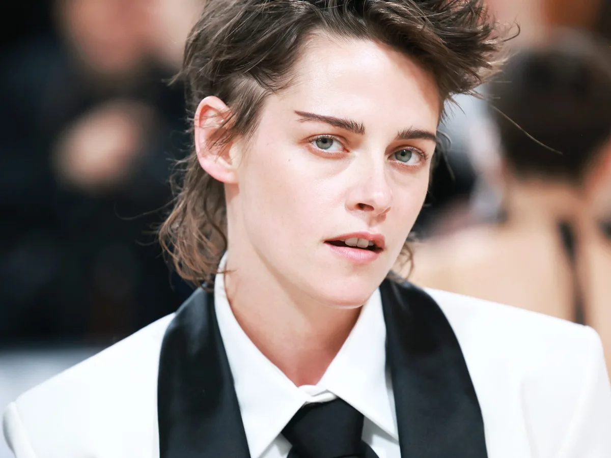 Kristen Stewart: "Me dijeron que si no salía con mi novia de la mano en público, haría una película de Marvel"