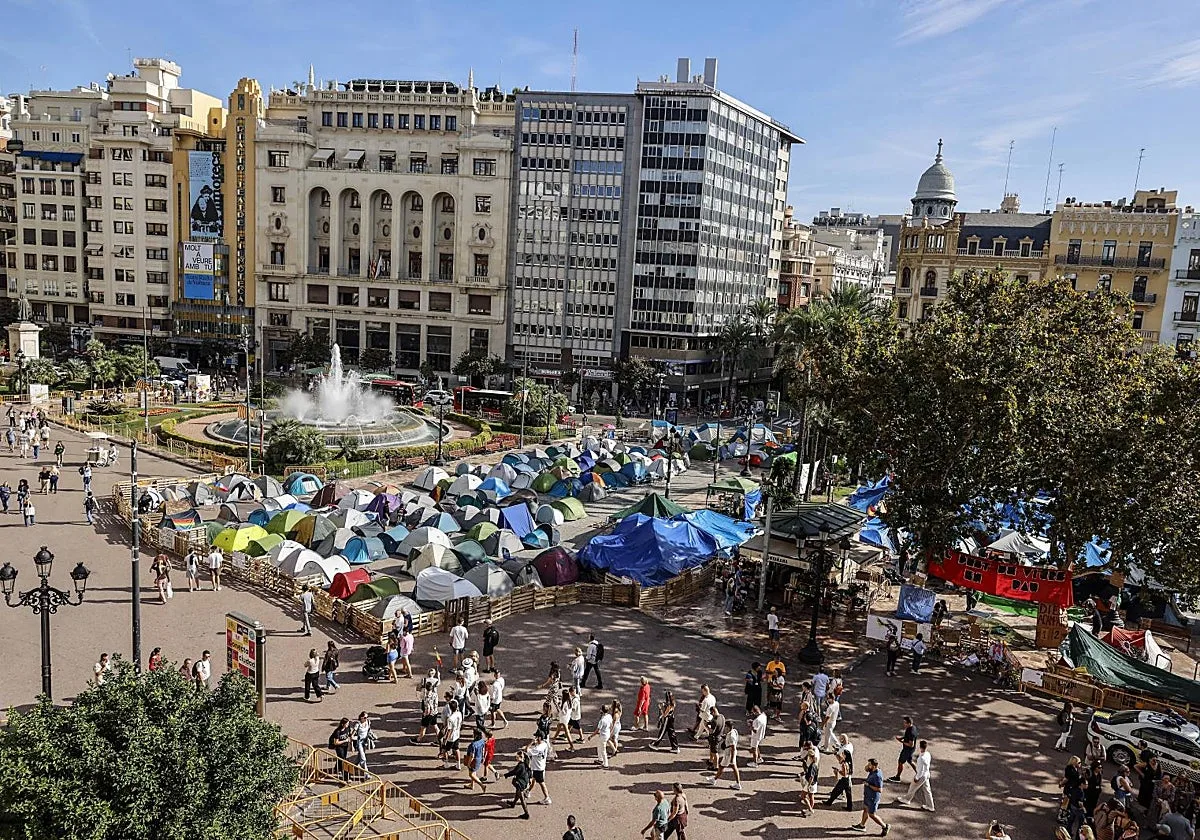 La acampada por la vivienda de Valencia se refuerza ante la alerta naranja: «No se desaloja»