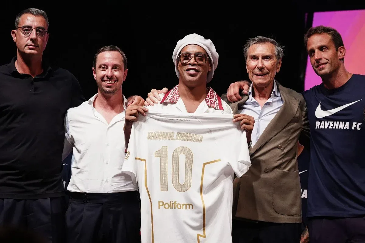 Ronaldinho é anunciado pelo Ravenna, da Itália, e pode voltar a jogar aos 46 anos