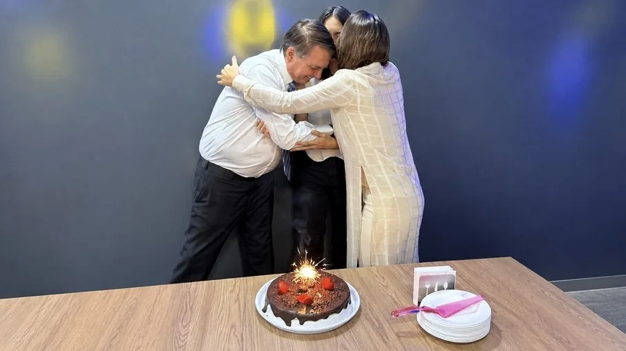 Em prisão domiciliar, Bolsonaro ganha aval para fazer festa em casa