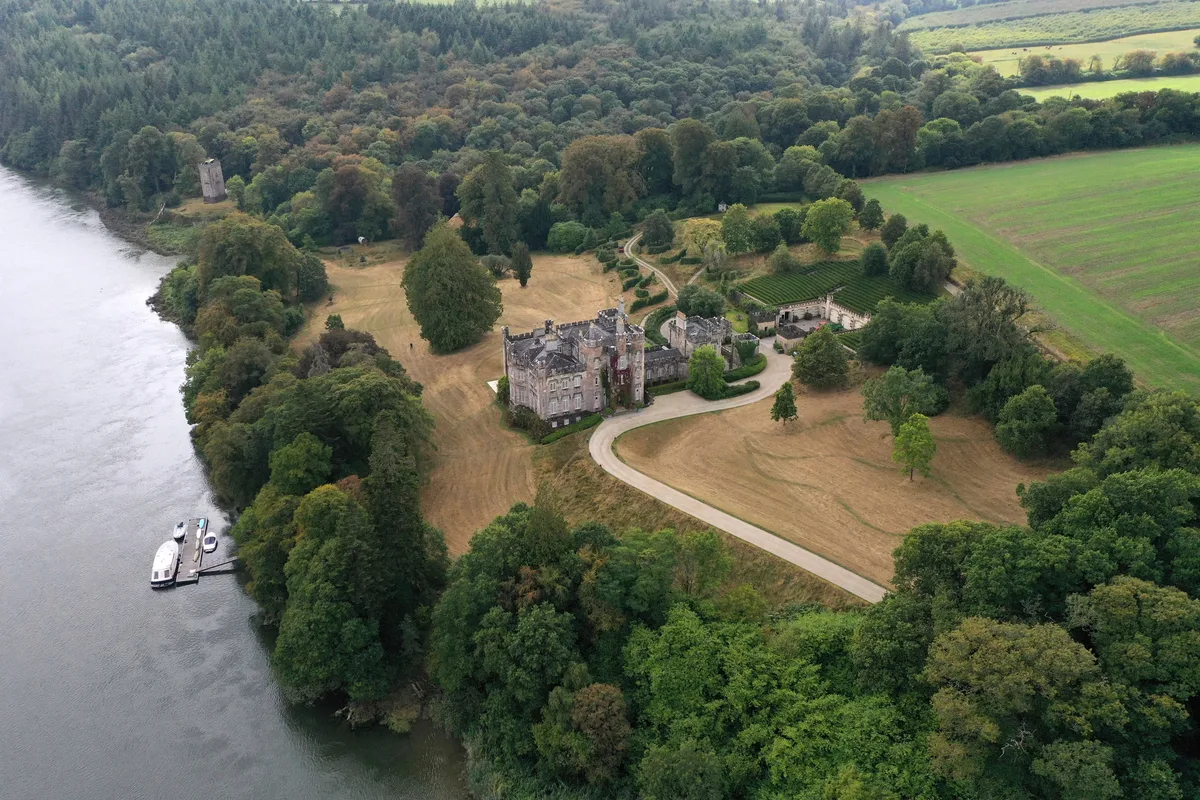 Así es el castillo que se ha comprado Mark Zuckerberg la misma semana en la que Meta acepta pagar 17.000 millones por enviciar a los menores