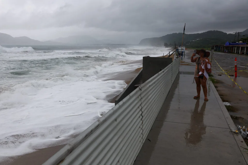 Hurricane Simon hits Mexico's Pacific coast