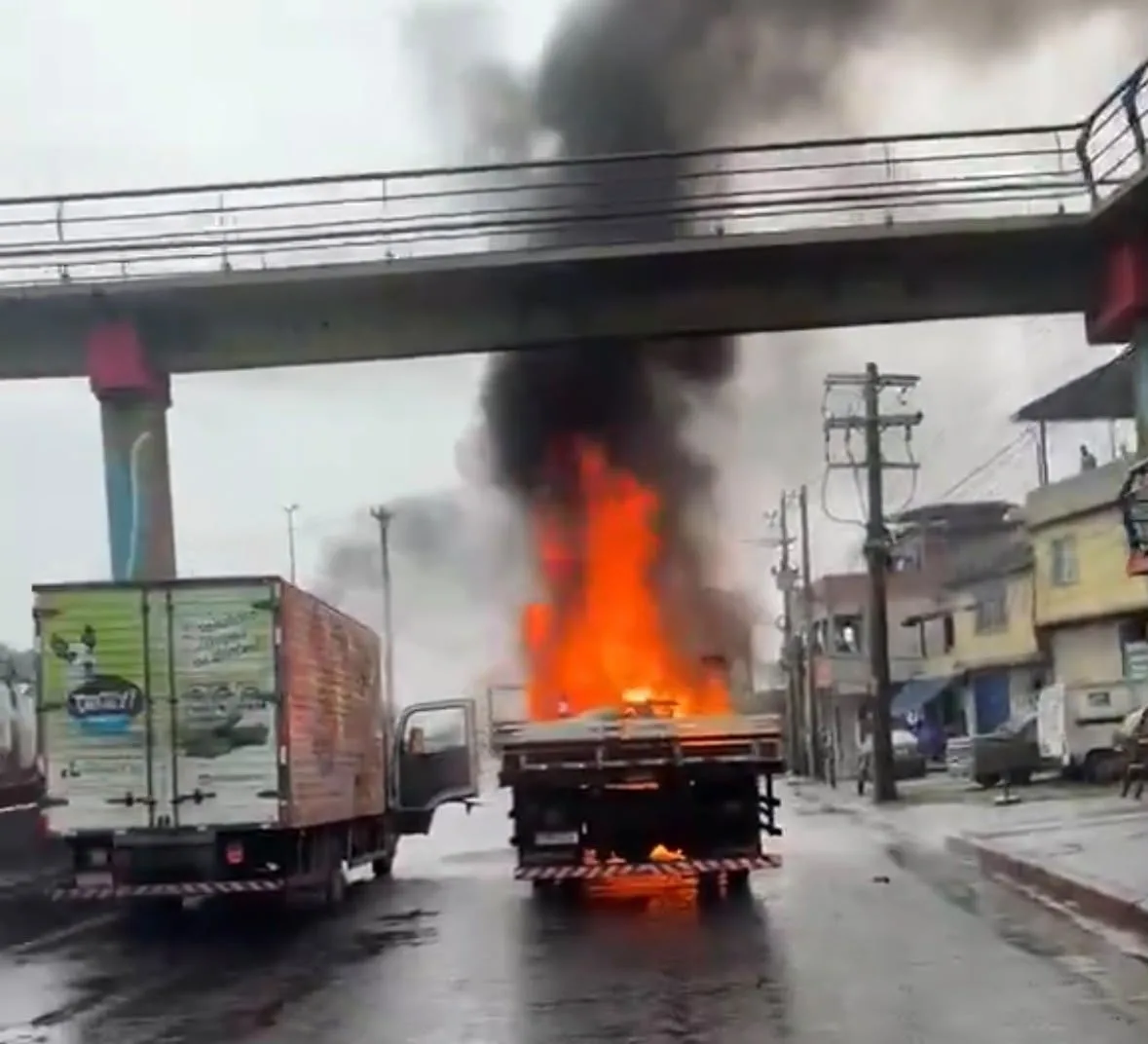 Avenida Brasil tem manhã de medo com tráfico incendiando caminhões e pistas fechadas