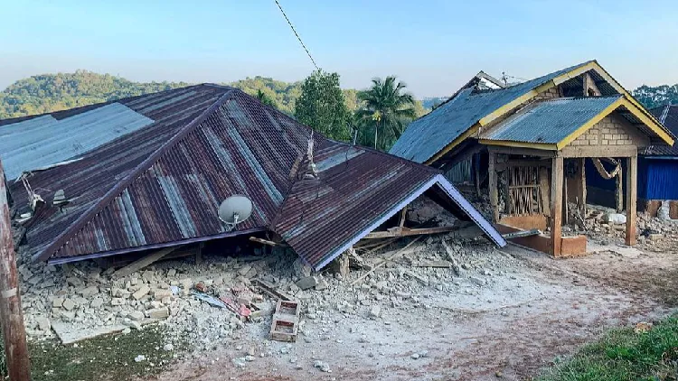 At least 20 dead after M7.7 quake hits off Indonesia's Flores Island