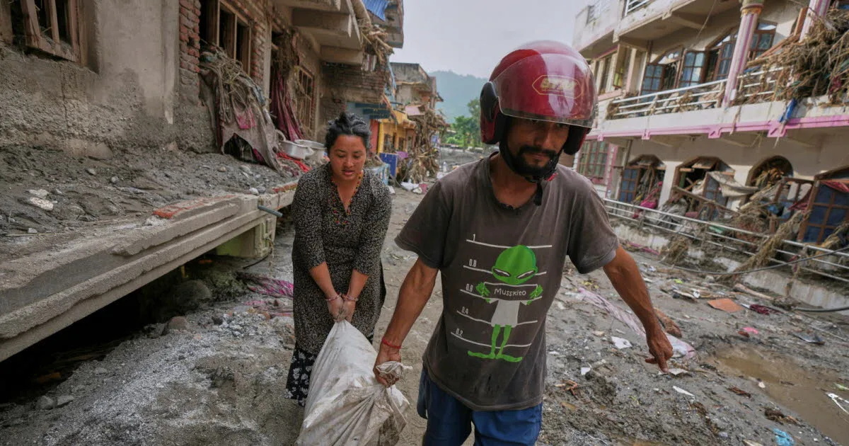 Népal et Chine. Crues : le bilan grimpe encore, les secouristes redoublent d'efforts pour localiser les disparus