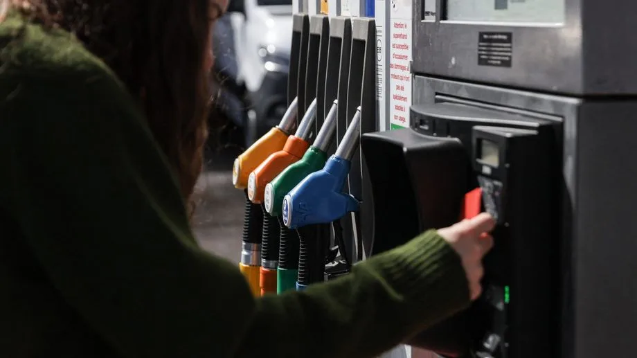 TÉMOIGNAGES - "On travaille à perte" : les automobilistes démunis face aux nouveaux records des prix des carburants