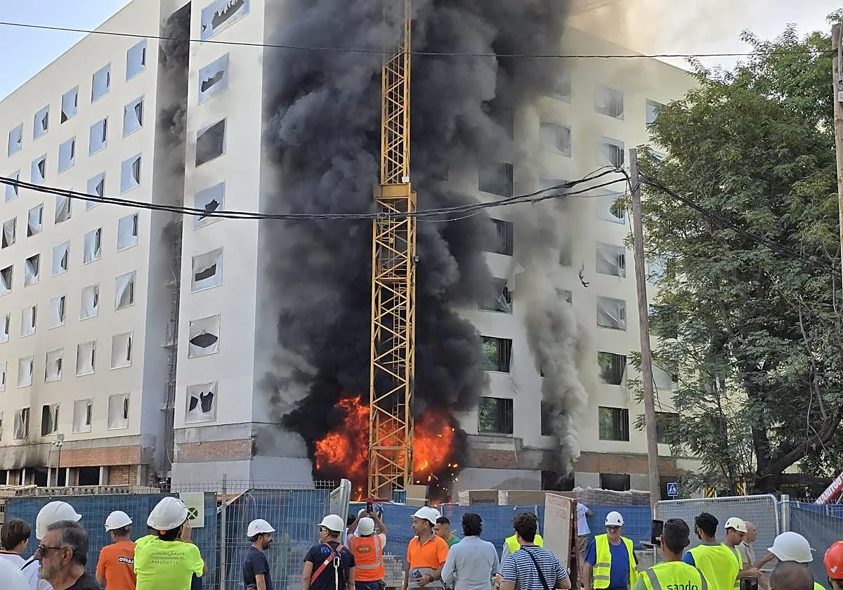 Trasladan al hospital a uno de los trabajadores del hotel de Altadis incendiado