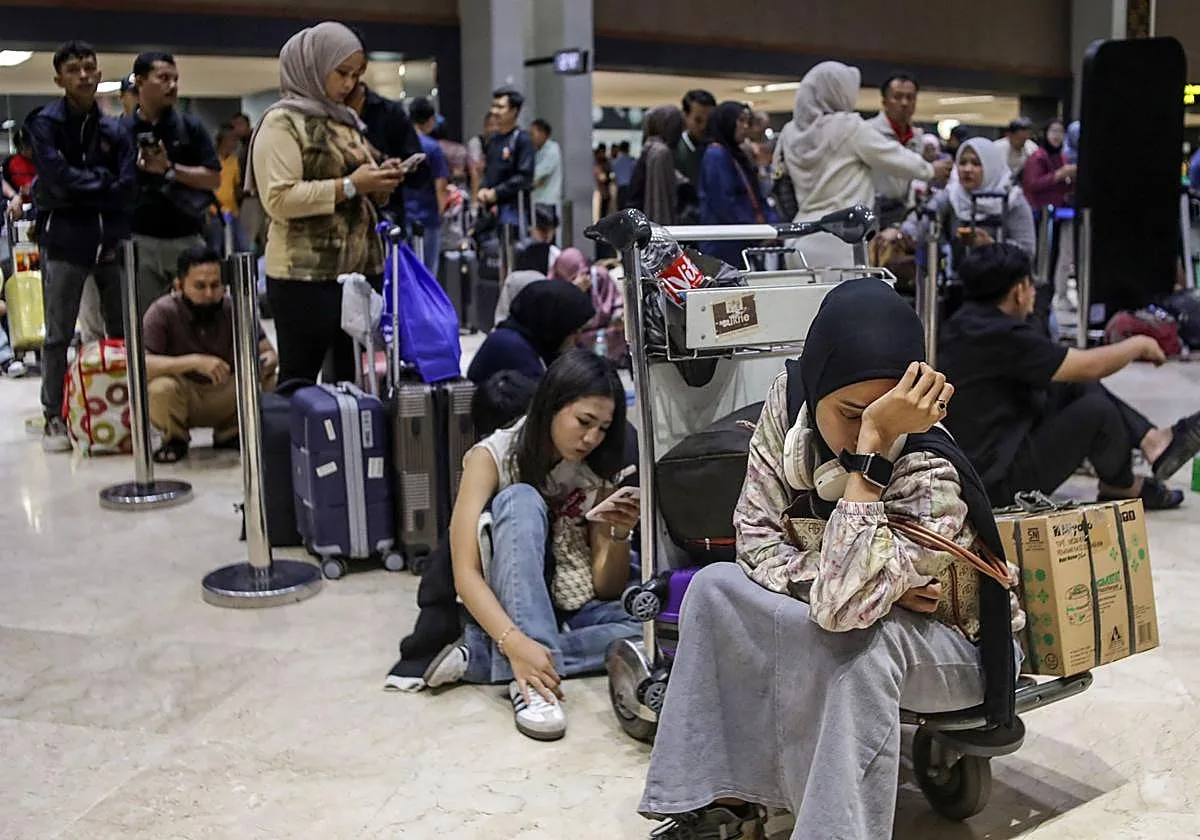 La erupción del volcán Anak Krakatoa obliga a suspender las operaciones de seis aeropuertos de Indonesia